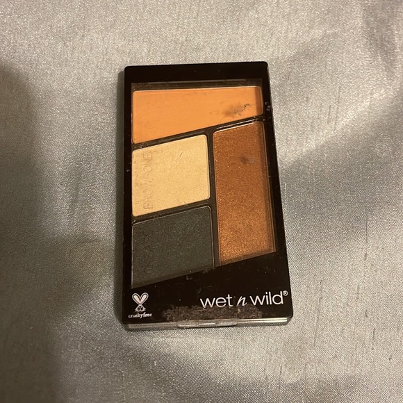 •Wet 'n' Wild 'nude awakening' palette WITH •LE 'hooked on vinyl' quad - Picture 5 of 7